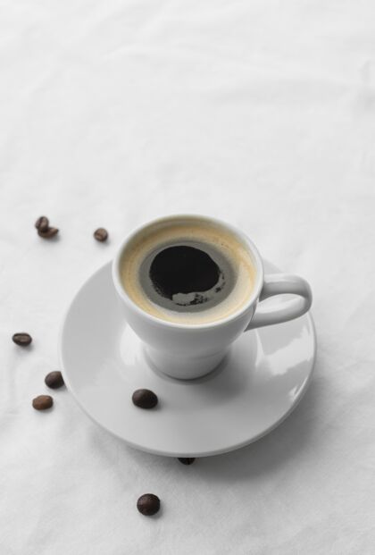 咖啡杯子旁边放着咖啡和咖啡豆香味咖啡豆