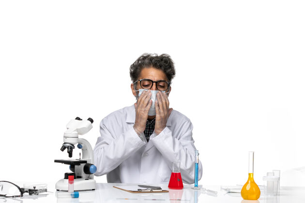 实验室外套正面图中年科学家穿着特制的白西装戴着口罩外套化学专业
