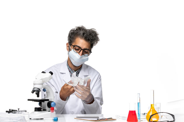 穿正面图中年科学家戴着手套戴着口罩穿着特殊的西装手套颈部背带化学