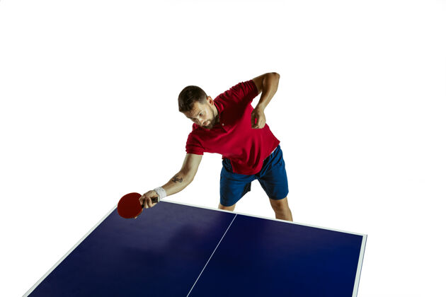 室内打乒乓球的年轻人男性专注挑战
