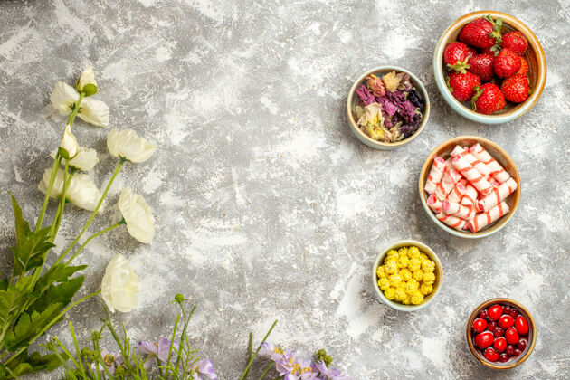 果冻顶视图新鲜的红色草莓和糖果的白色表面果冻花胡椒水果膳食