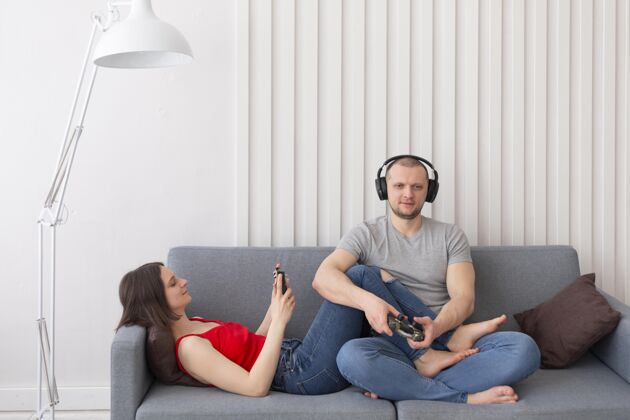 水平老婆和老公一起在家玩电子游戏享受游戏游戏