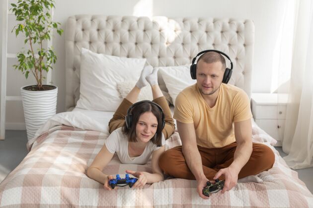 数字情侣在家玩电子游戏乐趣技术玩家