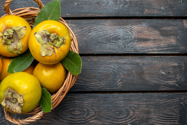 新鲜柿子顶视图新鲜柿子成熟甜美的水果放在木质质朴的餐桌上 水果醇厚木材食品乡村