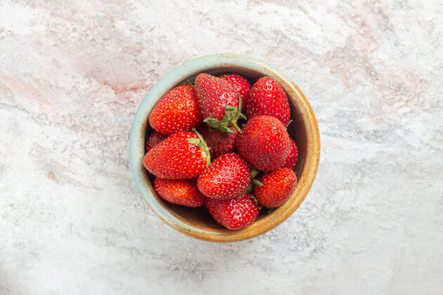 健康顶视图新鲜的红色草莓内小盘上的白色野生浆果野生成熟浆果