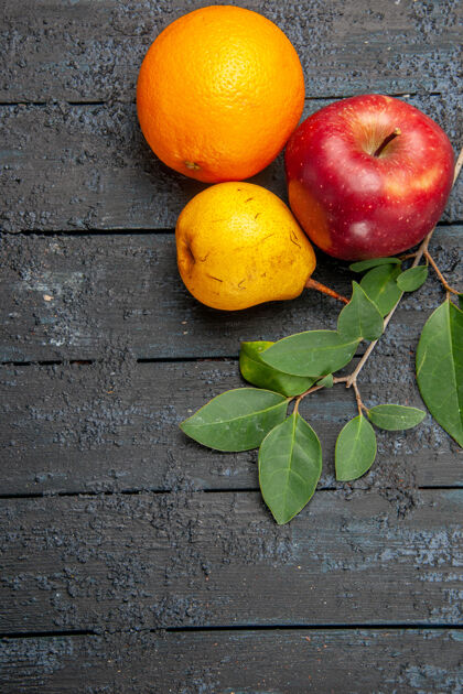 水果顶上看新鲜水果苹果梨和橙子 上桌水果新鲜成熟醇厚新鲜水果成熟健康