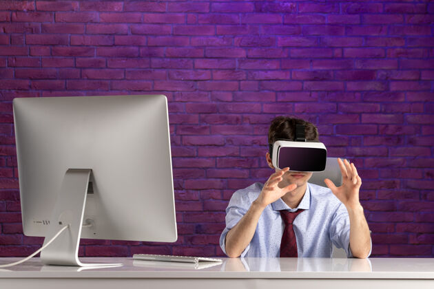电脑前台办公人员在办公桌后面玩虚拟现实游戏视图工作