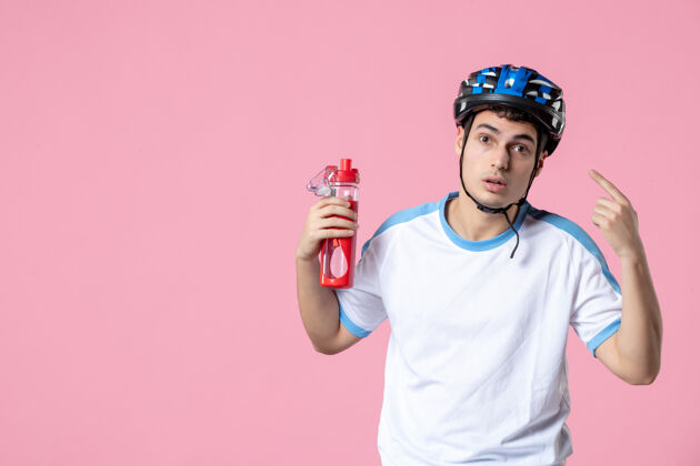 瓶子正面图穿着运动服的男运动员戴着头盔和一瓶水运动自行车水