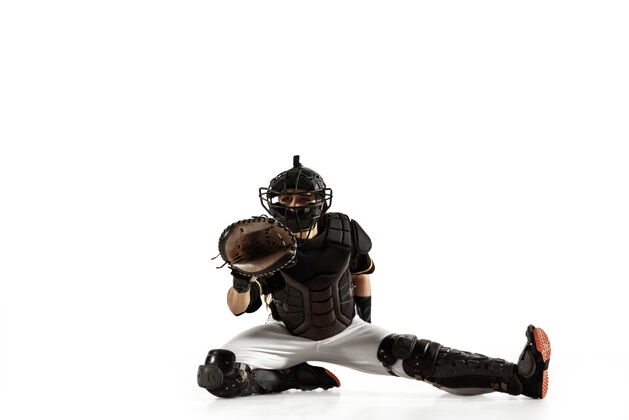 球员棒球运动员 穿着黑色制服的投手 在白色背景下练习和训练文化头盔比赛