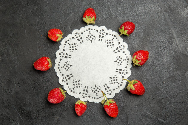 深色顶视图新鲜的红色草莓衬在深色的浆果上复制空间食物礼物