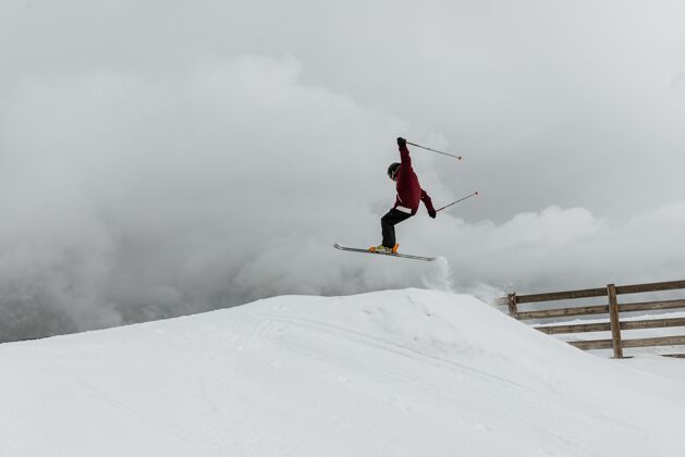 运动滑雪者跳山远射寒冷自然活跃