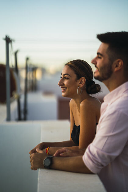 妻子一对幸福的情侣站在阳台上 一起度过浪漫的时光天团聚年轻