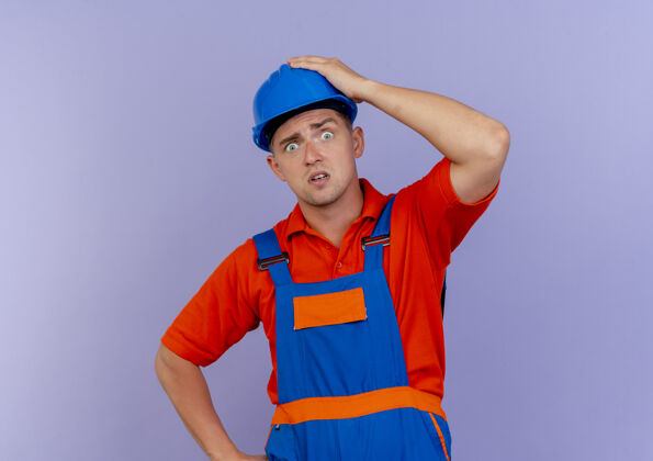 建筑工人身穿制服 头戴安全帽的年轻男性建筑工人被吓得手舞足蹈头盔制服紫色