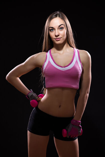 运动员一个戴着红色拳击手套的漂亮年轻女子 背景是黑色的健康训练人物