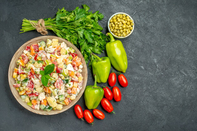 饮食深绿色桌子上一碗蔬菜沙拉的俯视图素食食物胡椒