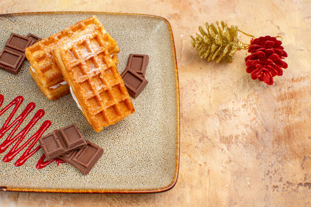 巧克力俯瞰美味的华夫饼与巧克力条棕色背景背景钱包面包
