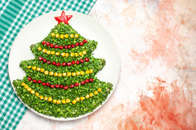 树顶视图美味的绿色沙拉在圣诞树形状的灯光背景圣诞节年光