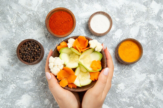 食品俯视图美味实用的色拉配调味料上白底色拉蔬菜餐食品健康顶部健康水果