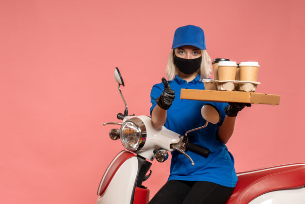 咖啡前视图骑在自行车上的女信使与咖啡杯上的粉红色车辆杯子传送带