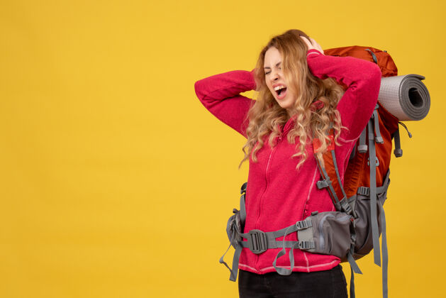 成人俯视图：一个年轻的旅行女孩正在收拾行李 头痛不已头发时尚年轻