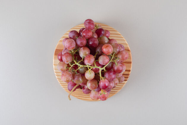 配料红葡萄串在大理石上的木盘上营养美味新鲜