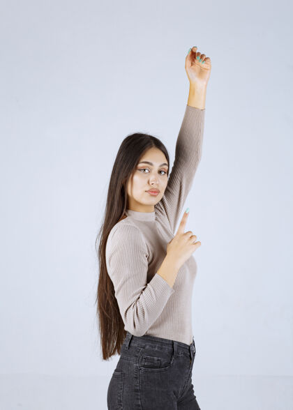 雇员穿灰色衬衫的女孩举起双手年轻人体模型工人
