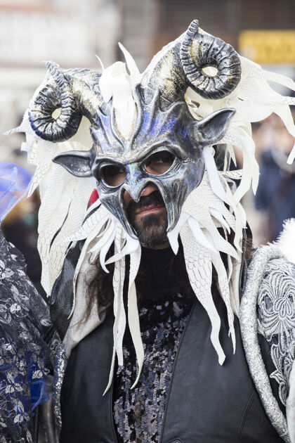 娱乐在举世闻名的狂欢节期间 一个戴着传统威尼斯面具的男人嘉年华人服装