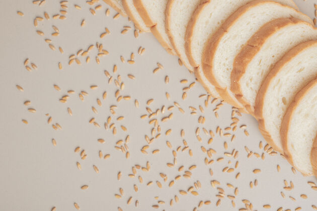 新鲜切片新鲜白面包 白面包表面有燕麦粒谷物皮糕点