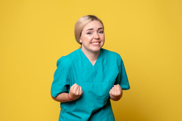 美女前视女医生穿着医用衬衫 医护人员情绪激动女性女人护士
