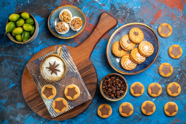 盘子从远处俯瞰甜品一杯咖啡桌布上板柑橘类水果饼干餐盘咖啡食品
