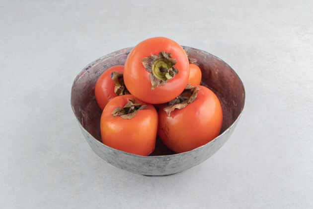 水果熟透的柿子水果放在金属碗里天然蔬菜成熟的