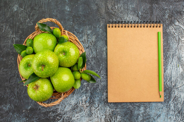 有机从远处俯瞰苹果绿叶苹果篮笔记本铅笔酸橙农产品水果