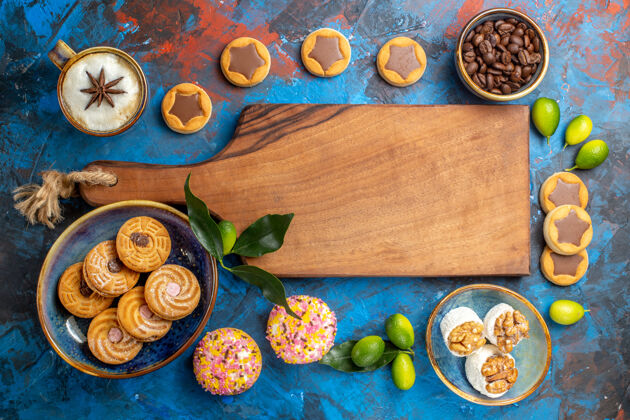 豆子从远处俯瞰糖果木板旁边不同的糖果饼干咖啡豆设备扣饼干