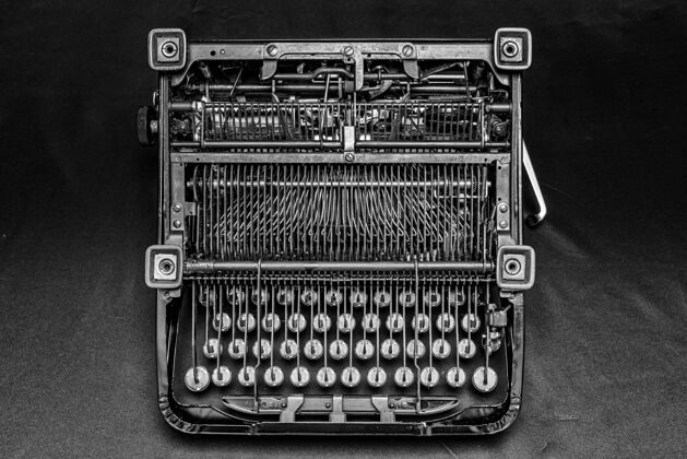 办公室一台老式打字机的漂亮照片文字打字机打字