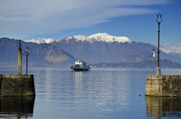 全景渡船在阿尔卑斯山的马焦雷湖与雪山在皮埃蒙特 意大利意大利风景欧洲