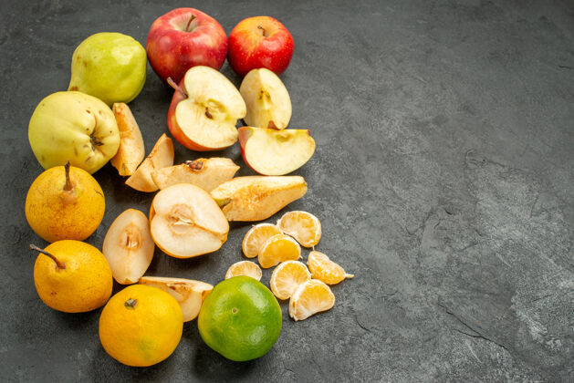 柠檬正面图水果组成新鲜的深色桌子上醇厚的新鲜成熟的许多颜色多汁新鲜水果