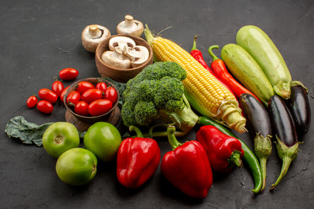 胡椒前视新鲜熟透的蔬菜组成深色餐桌上熟透的新鲜色彩前苹果新鲜成熟蔬菜