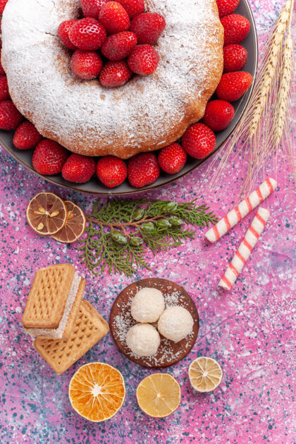 椰子顶视图美味的草莓派 粉红色的华夫饼糖果美味圆的