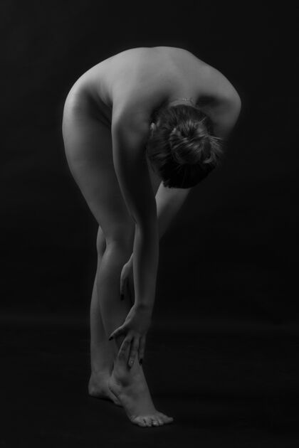 性感一个裸体女人蹲下的黑白照片裸体裸体蹲下