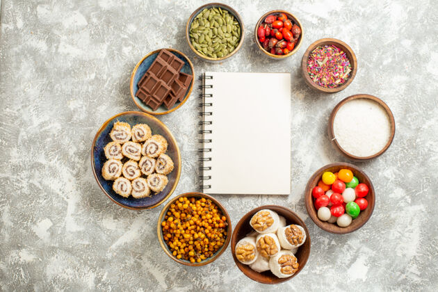 面包卷顶视图彩色糖果与甜卷糖果在一个白色的表糖果颜色甜晚餐午餐健康