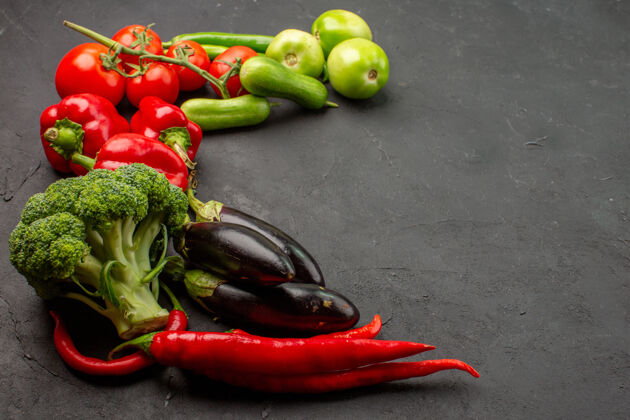 甜椒前视新鲜蔬菜成熟成分深色书桌颜色成熟沙拉新鲜蔬菜黑辣椒