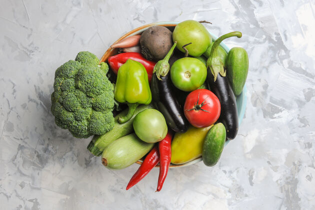 鳄梨顶视图新鲜蔬菜组成内板上的白色背景盘子背景蔬菜