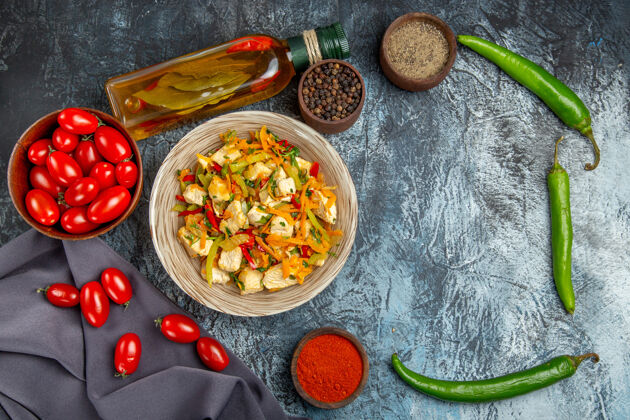 胡椒桌面上有蔬菜鸡肉沙拉和西红柿美味烹饪菜肴