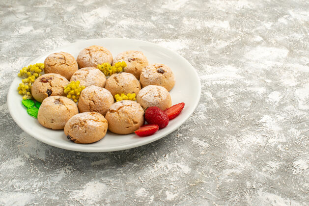 视野正面图美味的糖饼干在白色地板上的盘子糖饼干甜饼干蛋糕茶健康饼干糖