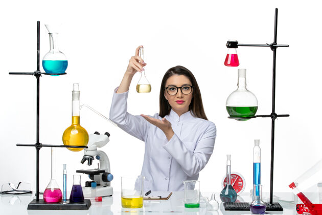 科学前视图穿着白色医疗服的女化学家正在处理白色背景的科维科学大流行实验室病毒的解决方案实验室实验室专业
