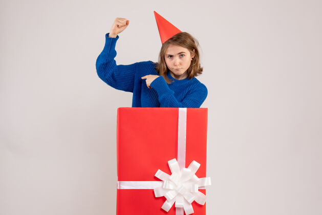 颜色正面图红色礼品盒内的年轻女性丝带圣诞节女人