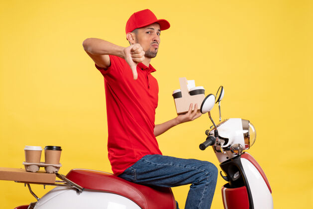 运动正面图：身着红色制服的男快递员 穿着咖啡 穿着黄色服务颜色制服 工作服 送货员 自行车比赛人男信使