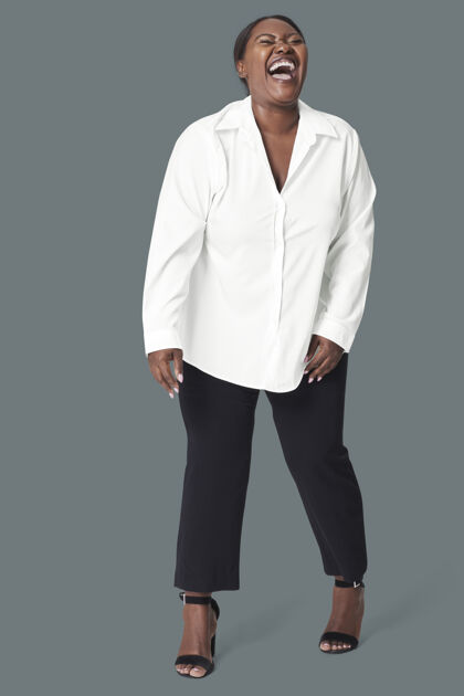正面大码女人笑 身体积极的概念包容非裔美国人裤子
