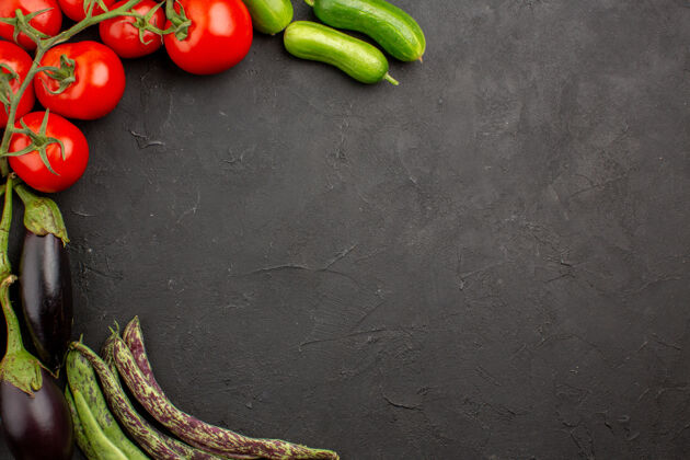 素食在黑暗的背景上俯瞰新鲜成熟的蔬菜背景沙拉胡椒