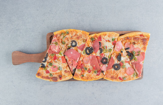 风味把披萨片捆在大理石上的小托盘上美味午餐托盘